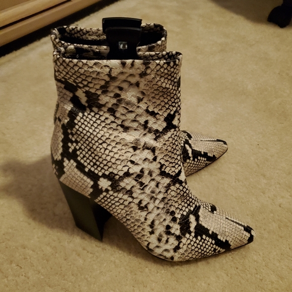 NEW VInce Camuto Snake Print booties - Picture 5 of 6